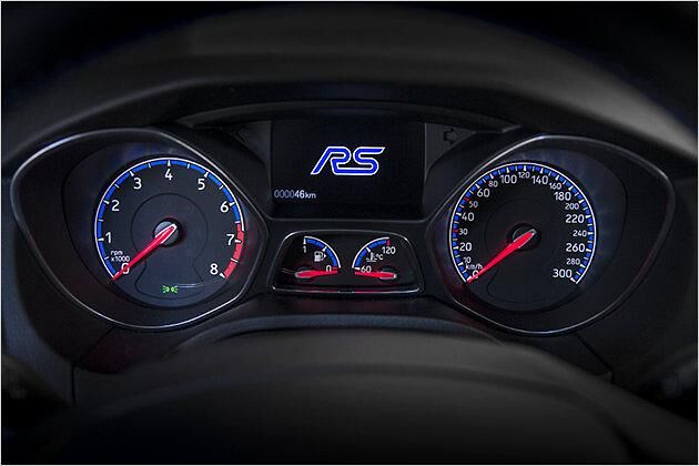 Der RS dreht wenig aufregende 6.800 Touren. Im mittigen Display kann man auch zwischen den vier Fahrmodi hin- und herwechseln