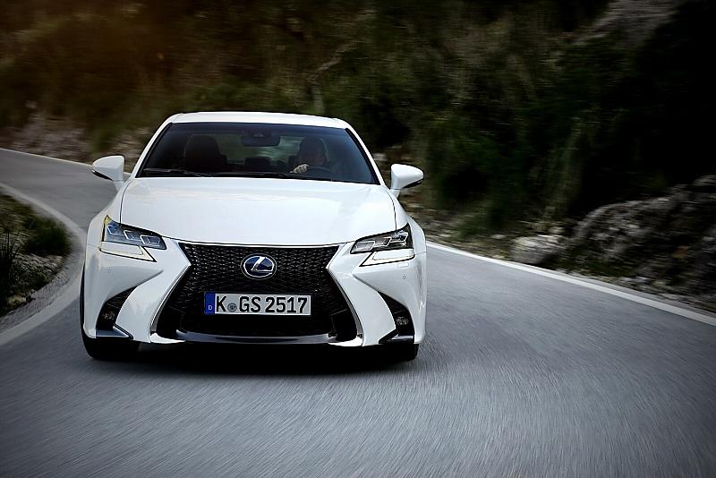 Der Lexus GS 450h ist unschwer an dem üppigen Diabolo-Kühlergrill zu erkennen