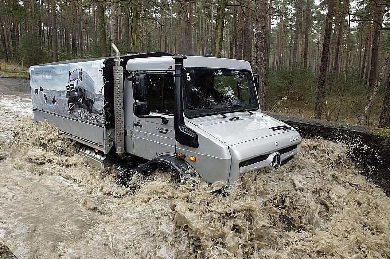 Der Unimog wühlt sich durch Schlamm und Wasser