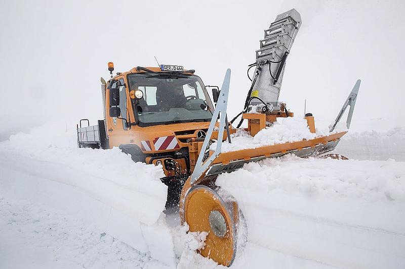 Auch in Skigebieten ist der Unimog im Einsatz