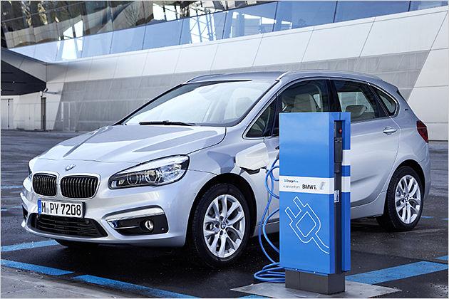 Der 225xe Active Tourer schafft rund 40 Kilometer rein elektrisch