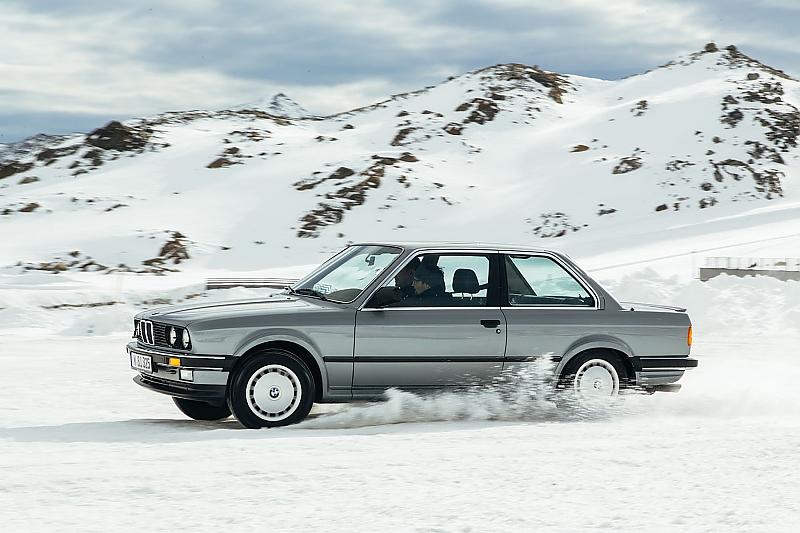 Der BMW 3er (E 21) aus den 1980er Jahren bittet ohne ESP oder sonstige Spielereien zum Schneewalzer