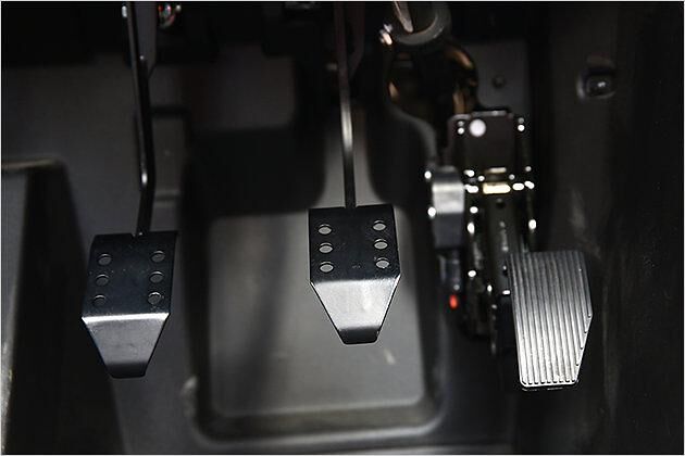 Im Gegensatz zu einem Caterham braucht man keine Ziegenhufe, um den Slingshot zu fahren. Es gibt genug Platz für die Füße