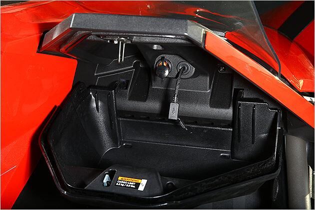 Der Polaris Slingshot hat ein großes Handschuhfach ...