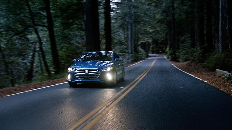 In \"The Chase\" rettet ein Hyundai Elantra zwei Anhalter vor zwei angriffslustigen Bären