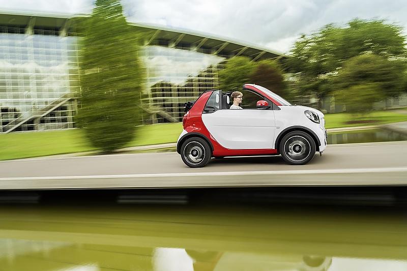Das neue Smart Fortwo Cabrio kommt in zwei Motorisierungen daher.