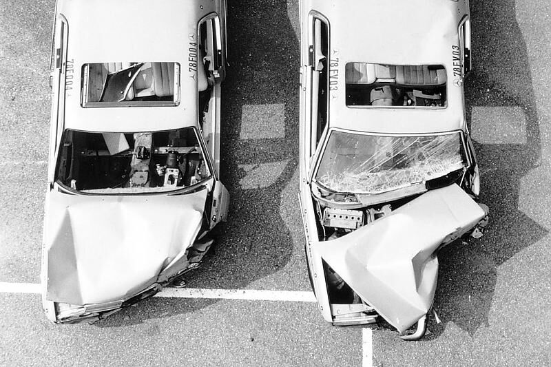 Unfallversuch: Zwei Coupés der 1977 vorgestellten Mercedes-Benz Baureihe C 123 nach dem Einsatz in der Versuchsanlage bei einem versetzten Frontaufprall.