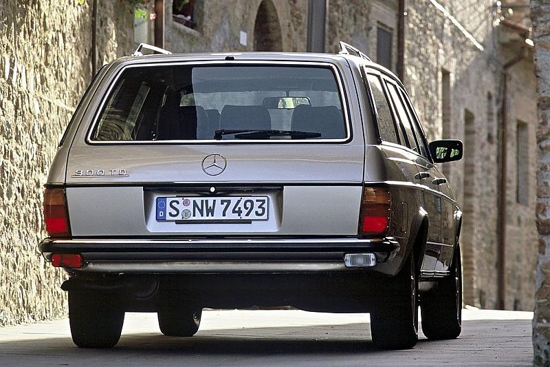 Ein schöner Rücken entzückt das Publikum: Die Gestaltung des \"Stationswagens\" als Kombi-Version der Mercedes-Benz Baureihe 123 war rundum gelungen. Die T-Modelle debütierten 1977