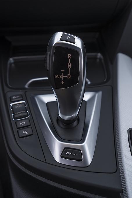 BMW 330e - unten werden die drei E-Modi durchgeschaltet