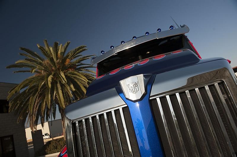 Der Kühlergrill des Optimus Prme Trucks ist beeindruckend