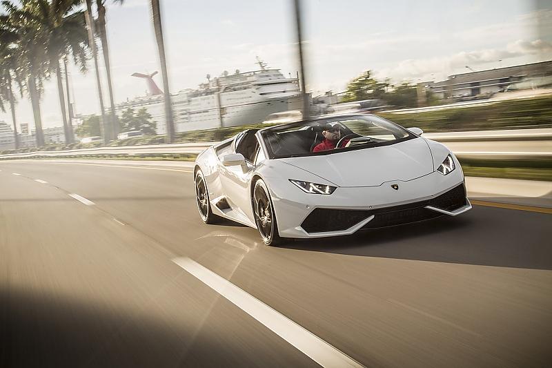Lamborghini Huracan LP 610-4 Spyder in der Nähe des Kreuzfahrtterminals