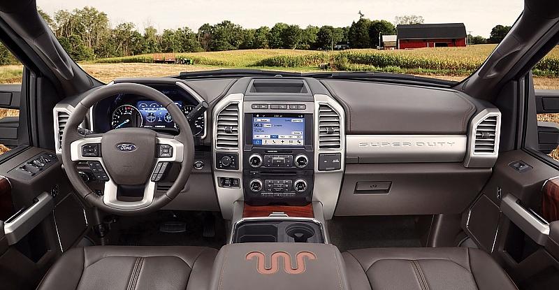 Das Cockpit des Ford F-350 SRW 4x4 King Ranch CrewCab.