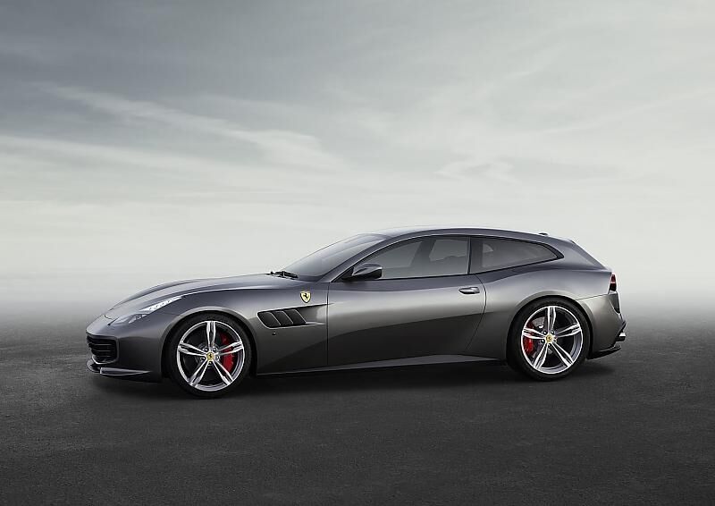 Ferrari GTC 4 Lusso - 4,92 Meter lang
