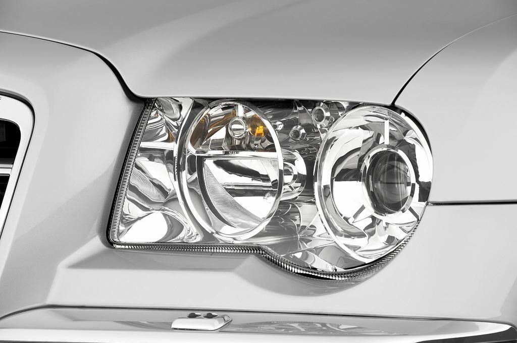 Chrysler 300 (Baujahr 2010) - 5 Türen Scheinwerfer