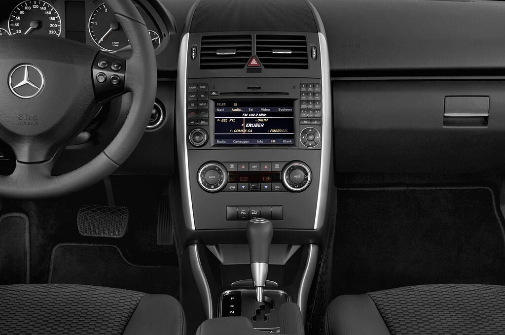 Mercedes A-Class (Baujahr 2011) Avantgarde 5 Türen Mittelkonsole
