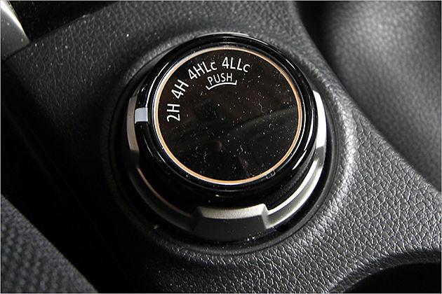 Der Allradantrieb lässt sich bis zu einem Tempo von 100 km/h zu- oder abschalten. Eine Geländeuntersetzung und ein sperrbares Mitteldifferenzial sind ebenfalls mit an Bord