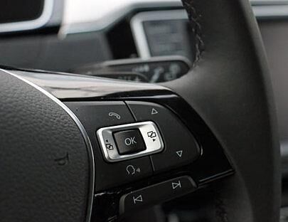 Auf dem zweiten Blick erkennt man, was alles im Passat steckt: Mit dem beheizten Multifunktionslenkrad (155 Euro) kann man unter anderem die Assistenten steuern.