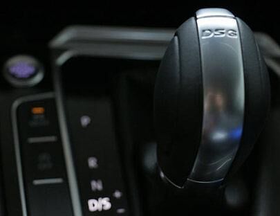 Das Sechsgang-DSG braucht beim Beschleunigen eine Gedenksekunde, bis es die Befehle des Gaspedals umsetzt.