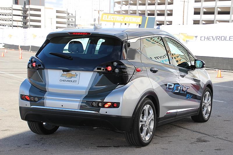 Chevrolet Bolt EV Fahrt - hier noch als Prototyp leicht getarnt