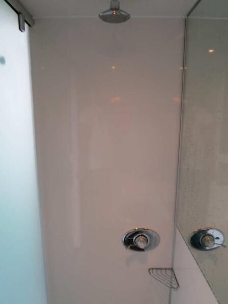 Nach der Dusche stehen frische Handtücher zur Verfügung.