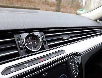 Auch wenn die Technik im ganzen Auto sehr modern ist, bleibt ein klassisches Bestandteil bestehen: die analoge Uhr. Mit allem drum und dran kommt unser Wagen auf stolze 55.056 Euro. Das sind etwa zwei Passats in der Basisausstattung.