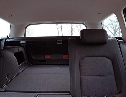 Der Blick nach hinten zeigt, was der Passat verdrücken kann. Insgesamt sind das 1.780 Liter, bleibt die Rückbank oben, sind es 650 Liter.