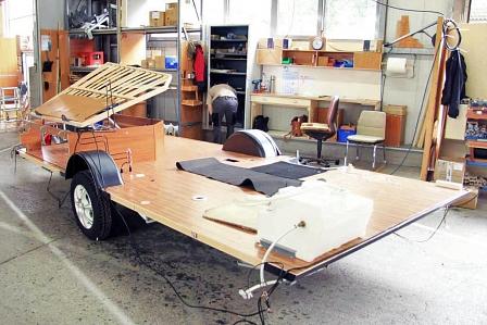 Das Bett wird auf dem Fahrgestell montiert.