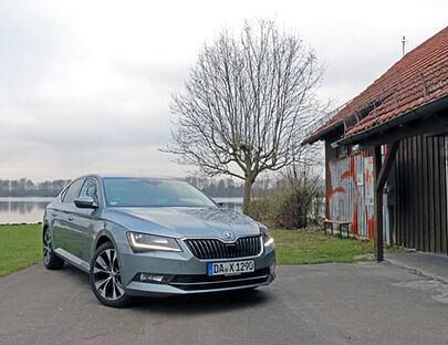 Der Skoda Superb wirkt auf den ersten Blick sehr edel. Die tschechische VW-Konzerntochter setzt schon optisch dem VW Passat ein ernst zu nehmendes Konkurrenzmodell entgegen. Preislich steigt man mit 24.590 Euro ein.