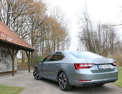 Der Combi ist zwar Skodas Verkaufsschlager, wir finden aber auch die Limousine von hinten sehr elegant. Unser Testwagen fährt mit 220 PS 2,0 TSI-Motor und besitzt die Luxus-Ausstattung.