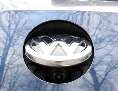 Big Brother is watching you: Die Rückfahrkamera ist hinter dem VW-Logo versteckt. Sie ist bei uns Bestandteil der Umgebungsansicht "Area View" (865 Euro), ...