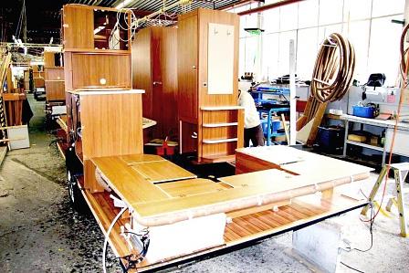 Kleiderschrank und Rundsitzgruppe finden ihren Platz auf dem Fahrgestell.