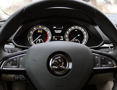 Auch, wenn der Superb kein Rennwagen ist und man mit ruhiger Fahrweise eines Chauffeurs unterwegs ist, drehen besonders am Berg oder bei Nässe die Reifen ungewollt durch. Besser wäre hier Allradantrieb, den stellt Skoda allerdings erst bei dem nächstgrößeren Benziner zur Verfügung.
