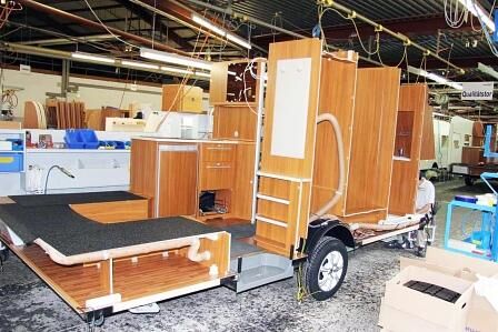 Warmluftrohre und Wasserleitungen werden verlegt.