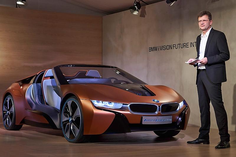 BMW i8 Spyder auf der CES 2016 mit BMW-Entwicklungsvorstand Klaus Fröhlich