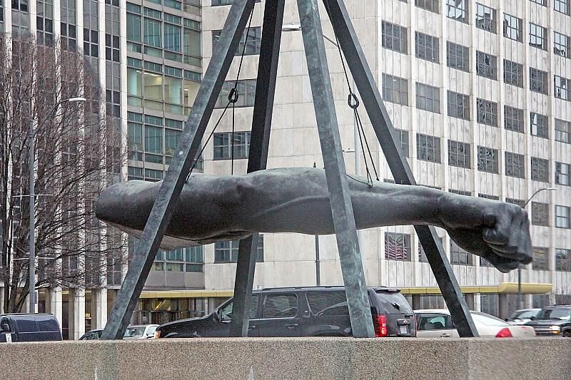 Das 7,32 Meter lange Monument to Joe Louis wiegt 3,6 Tonnen.