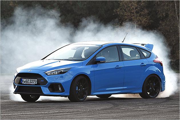 Der neue Focus RS kostet ab 40.000 Euro und macht deutlich mehr Spaß als die versammelte Konkurrenz, was vor allem daran liegt, dass man Dinge wie auf diesem Bild mit ihm machen kann