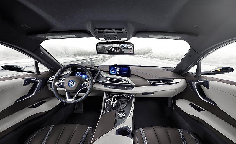BMW i8 Mirrorless auf der CES 2016 - das Kamerabild wird in den Innenraum übertragen