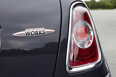 Das John Cooper Works-Logo auf der rechten Seite.
