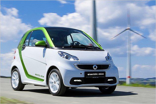Der Smart Fortwo ed ist zu Preisen ab 18.910 Euro bestellbar (Cabrio 22.000 Euro). Dazu kommt eine Batteriemiete von 65 Euro im Monat - in Verbindung mit einer zehnjährigen Garantiezeit für die Batteriefunktion