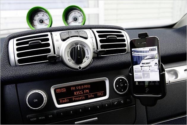 Im Cradle findet ein Smartphone Platz, das per App spezielle Funktionen für das Elektroauto zur Verfügung stellt, um die elektrische Reichweite zu planen