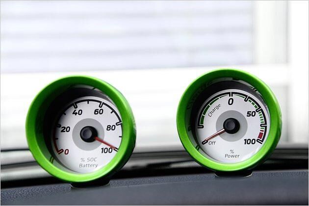 Links wird der Ladezustand angezeigt, rechts kann man den Leistungsbedarf oder die durch Rekuperation generierte Leistung ablesen - nur die linke Uhr ist wirklich wichtig