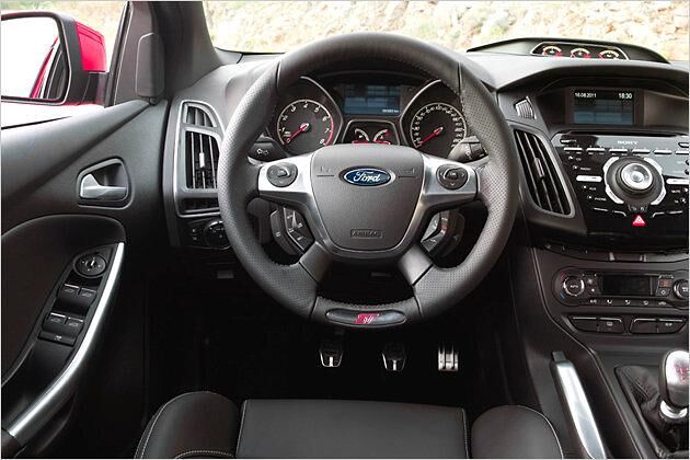 Der Fahrer des Focus ST Turnier greift in ein eigenständig designtes ST-Lenkrad
