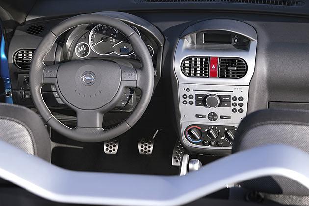 Das Interieur stammt aus dem Corsa