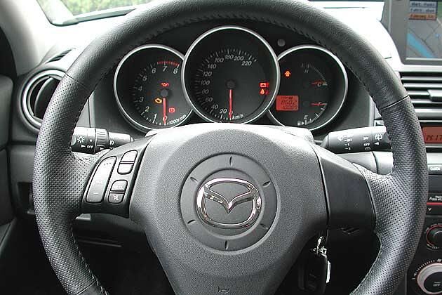 Bereits Serie: Das Sportlederlenkrad mit Bedientasten für die Audio-Anlage