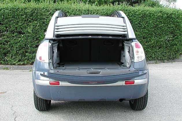 Um Heckfenster und Dach wegklappen zu können, muss zunächst der Kofferraum geöffnet werden