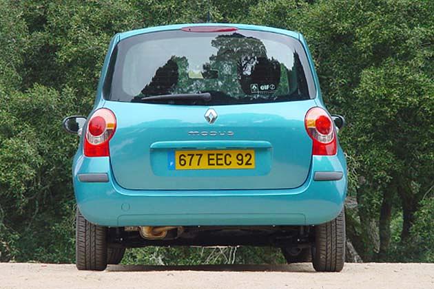 Das Heck erinnert mit seinen breiten Hüften und dem Knick vage an andere Renault-Modelle