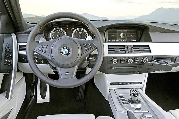Hochwertig, komfortabel und für sportliche Fahrweise optimiert: Das M5-Cockpit