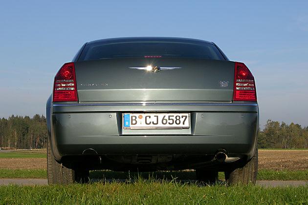 Das geflügelte Chrysler-Emblem prangt beim 300C am Heck