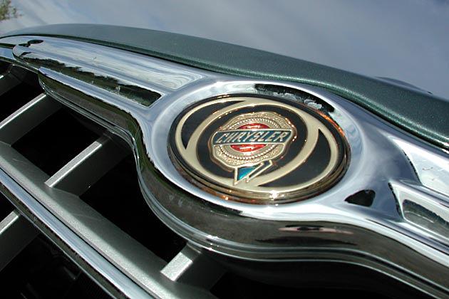 Chrysler-Logo auf der Motorhaube: Die Amerikaner haben Sinn für`s Detail