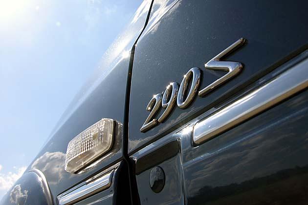 290 - Hinweis auf die 2,9-Liter-Dieselmaschine unter der Motorhaube